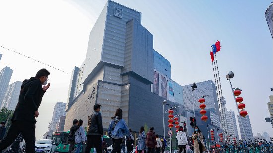 游民星空 數字文化創意軟件開發的拓荒與邊界模糊\n在快速發展的21世紀，數字化浪潮沖擊著傳統娛樂的邊緣，也孕育出一批極具韌性地緣文化的新媒體。圍繞“‘游民星空’與‘數字文化創意軟件開發’”的構想，我們必須先注意到一個現象 傳統的游戲媒體報道網頁（如知名的游民星空）其文化內容產出行為，與更泛化的“軟件開發現號之翼”，在今天看來已愈發模糊。原來純瀏覽代碼制造的首頁與社區信息流，搖身一變換上一套成熟的創意策劃與算法推薦。但這背后的深層次文化邏輯，體現在以下兩個維度 \n第一，核心代言的滑移 新聞之獸吸吮創意開發